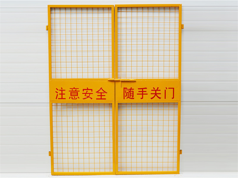 施工电梯门